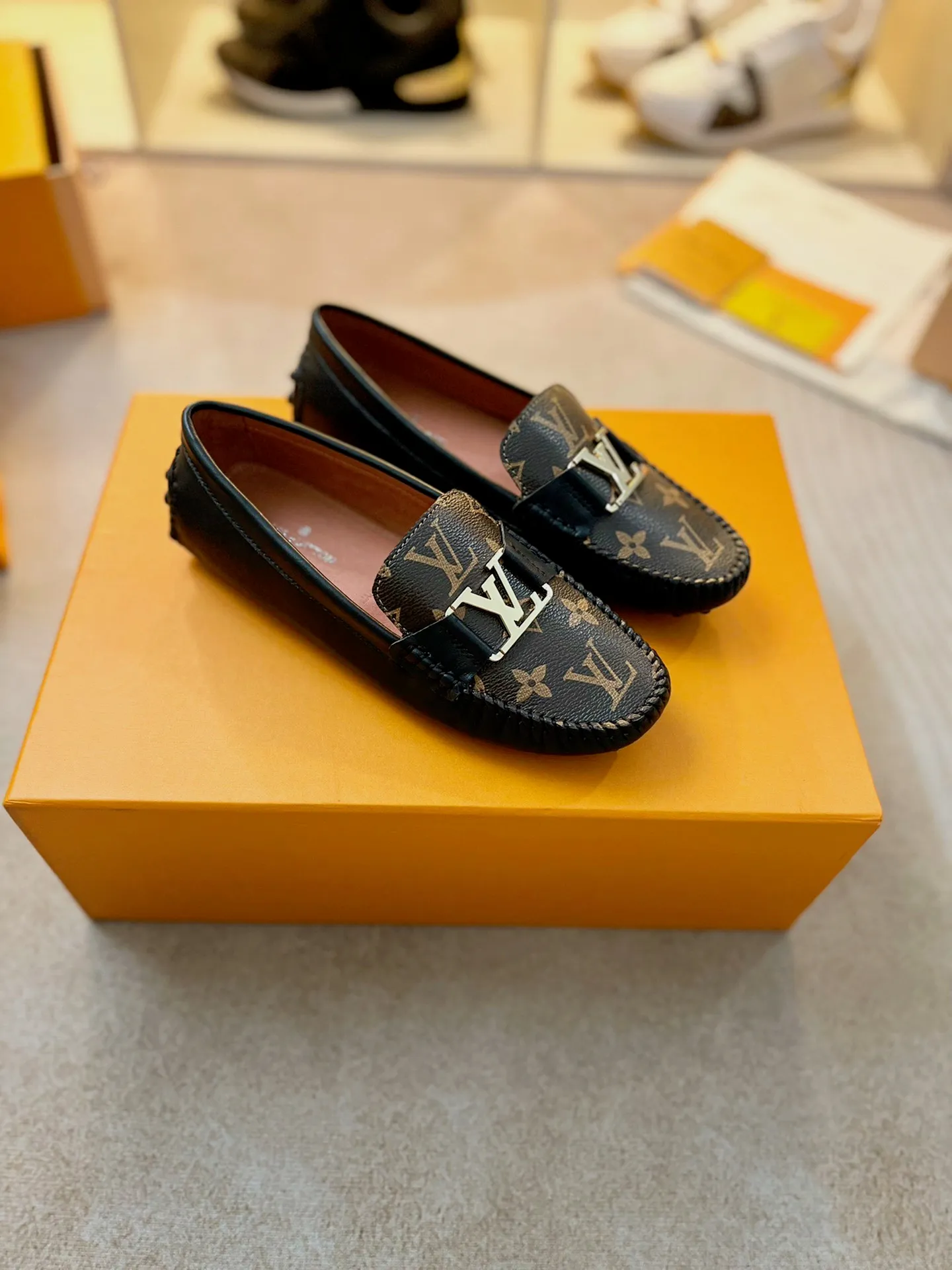 p460💰Couple model❤️🇫🇷 𝙇𝙤𝙪𝙞𝙨 𝙑𝙪𝙞𝙩𝙩𝙤𝙣 🇫🇷Louis Vuitton 2023 Classic𝓛𝓿 𝓣𝓻𝓪𝓲𝓷𝓮𝓻 Sports Series ➪➪➪¯ [Arizona Doudou Shoes Series] ▪️▪️▪️Arizona slip-on shoes are made of Monogram Eclipse canvas. Its hand-painted and dyed edges and hand-sewn uppers fully demonstrate Louis Vuitton's traditional shoemaking craftsmanship. This slip-on shoe is very lightweight. The integrated tongue and upper make it particularly comfortable and flexible. The soft outsole is equipped with rubber padding. Decorated with matching sash. Detailed features: ☑️Monogram Eclipse canvas ☑️Black Eclipse pattern ☑️Hand-painted shoe edges ☑️Hand-sewn uppers (each pair takes time to process) ☑️Integrated tongue and upper construction ☑️Outsole equipped with rubber lining ☑️size: 35_46
